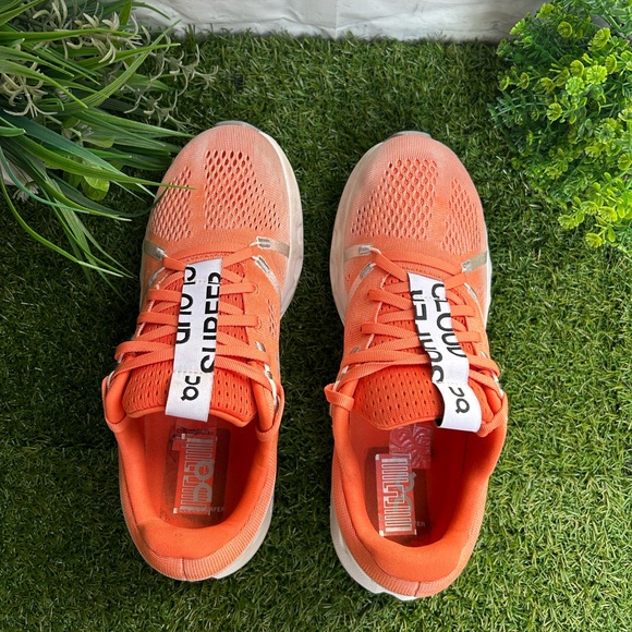 On Cloudsurfer MEN SHOES Flame | White
SIZE Men 7.5 women 9 new /unisex? main image 12